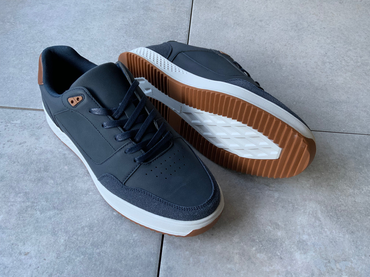 Step into refined casual with the Calmino Avla Sneaker. The perfect balance of sharp styling and all day comfort. Crafted with premium leather upper and a sleek, low profile silhouette, the Avla transitions seamlessly from the office to off duty.