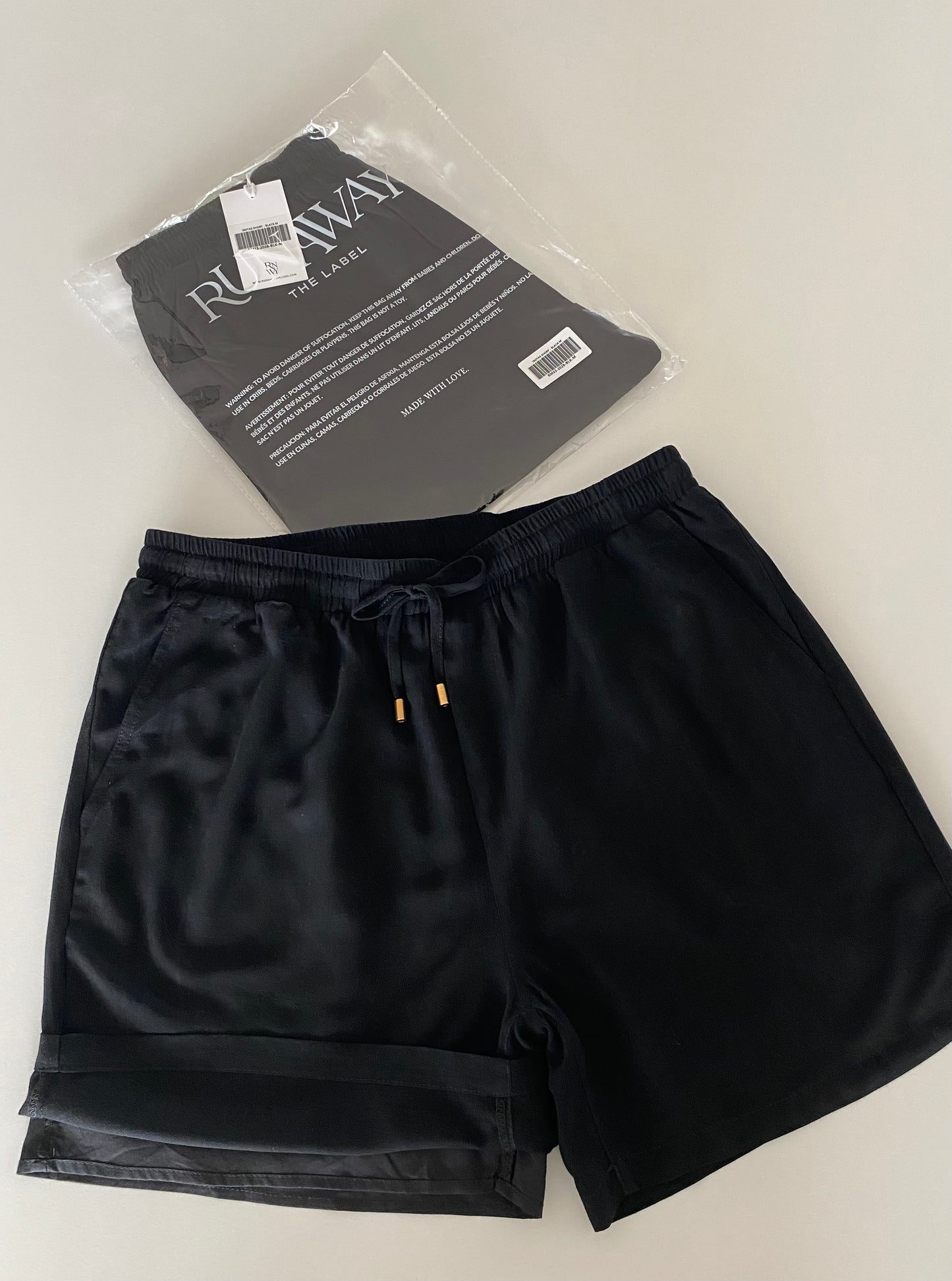 These shorts are truly made with Love, excellent quality and super comfortable. Great for those summer festivals or barbecues matched with a nice casual button up shirt or just awesome for lounging around at home with a kenny k. t-shirt. Elevate your style with the Irotas Leisure Short by RUNAWAY & kenny k. This classic short is the perfect addition to any wardrobe, effortlessly combining comfort and style. Pair it with the matching kenny k. t-shirt for a complete and stylish look.
- Relaxed fit
- Ela