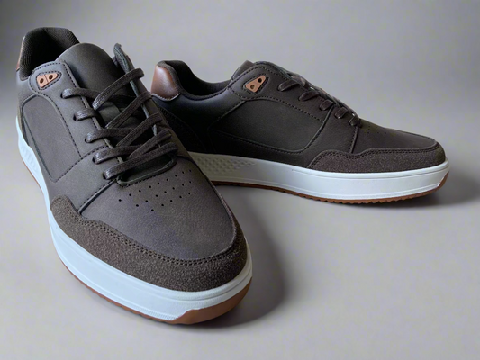 Step into refined casual with the Calmino Avla Sneaker. The perfect balance of sharp styling and all day comfort. Crafted with premium leather upper and a sleek, low profile silhouette, the Avla transitions seamlessly from the office to off duty. 