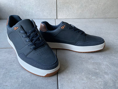 Step into refined casual with the Calmino Avla Sneaker. The perfect balance of sharp styling and all day comfort. Crafted with premium leather upper and a sleek, low profile silhouette, the Avla transitions seamlessly from the office to off duty. 