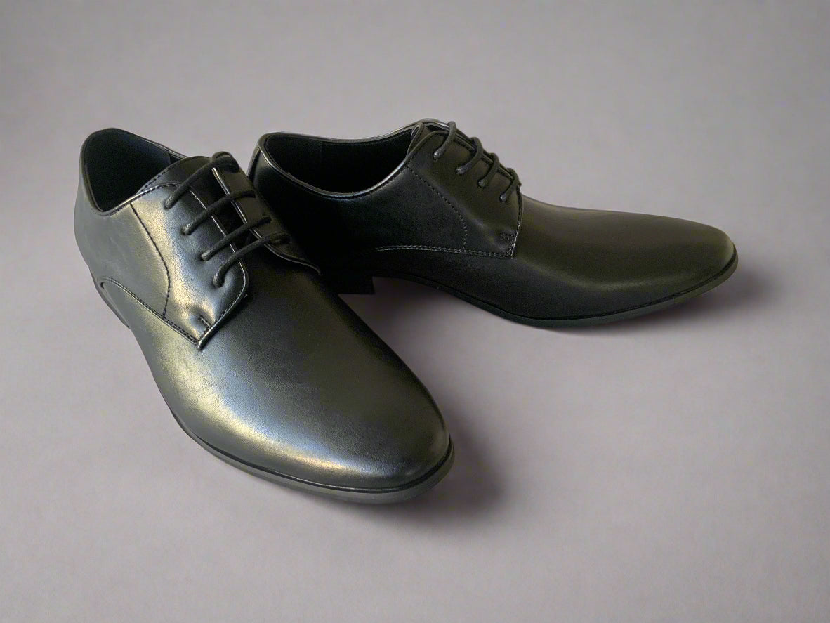 Experience instant comfort with our Calmino Pisa Shoes brought to you by kenny k. These versatile footwear options feature a removable inner sole for customized support and are crafted from water-resistant PU materials for both upper and lining. The vegan-friendly construction maintains ethical standards without compromising quality. Their metal-free design ensures hassle-free airport security screenings, making them ideal travel companions. Enjoy reliable performance in various weather conditions while sup