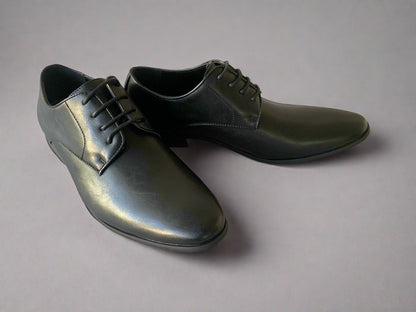 Experience instant comfort with our Calmino Pisa Shoes brought to you by kenny k. These versatile footwear options feature a removable inner sole for customized support and are crafted from water-resistant PU materials for both upper and lining. The vegan-friendly construction maintains ethical standards without compromising quality. Their metal-free design ensures hassle-free airport security screenings, making them ideal travel companions. Enjoy reliable performance in various weather conditions while sup