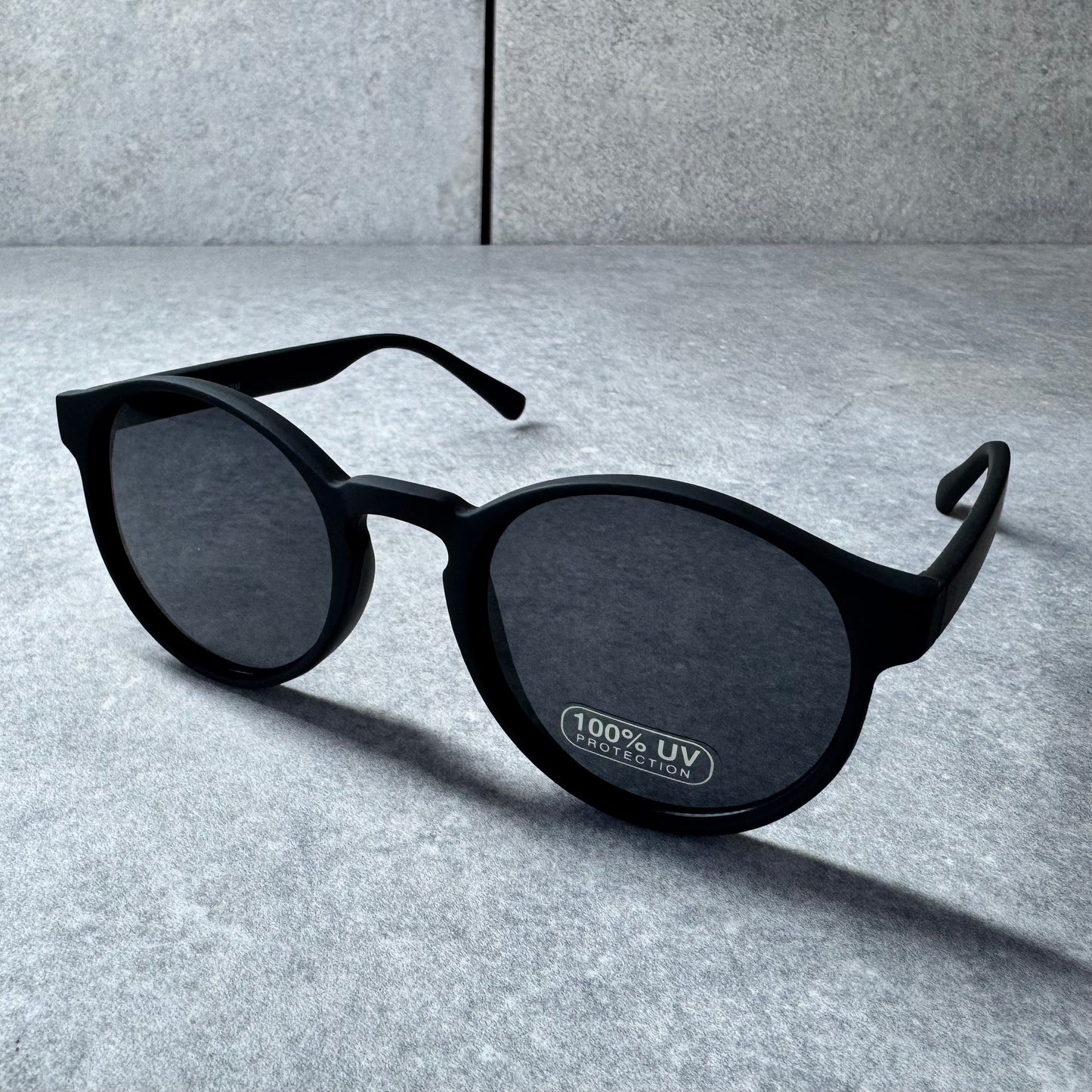 Retro Round Style. Black, 100% UV Protection.