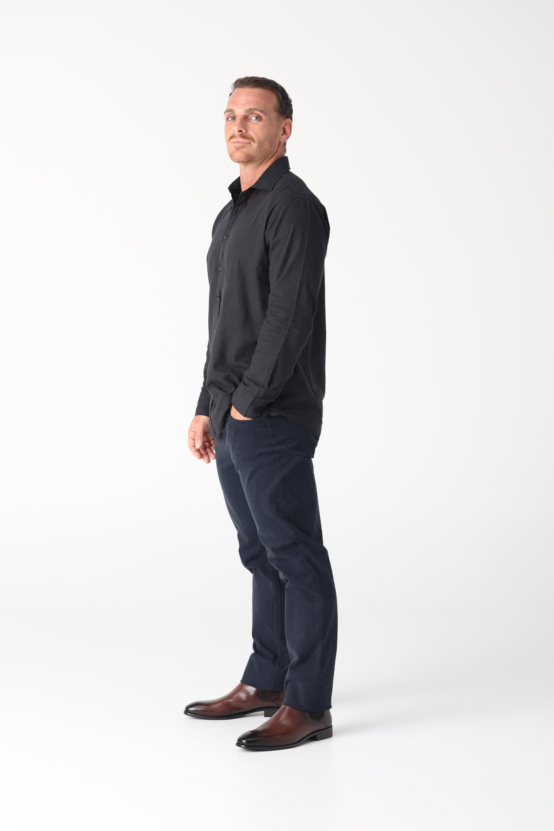 A perfect fusion of modern tailoring and effortless comfort. The Daniel Hechter Linen Blend shirt - lightweight, tailored and stylish. The perfect breathable smart casual shirt for the kenny k. man.

55% Linen and 45% Cotton.