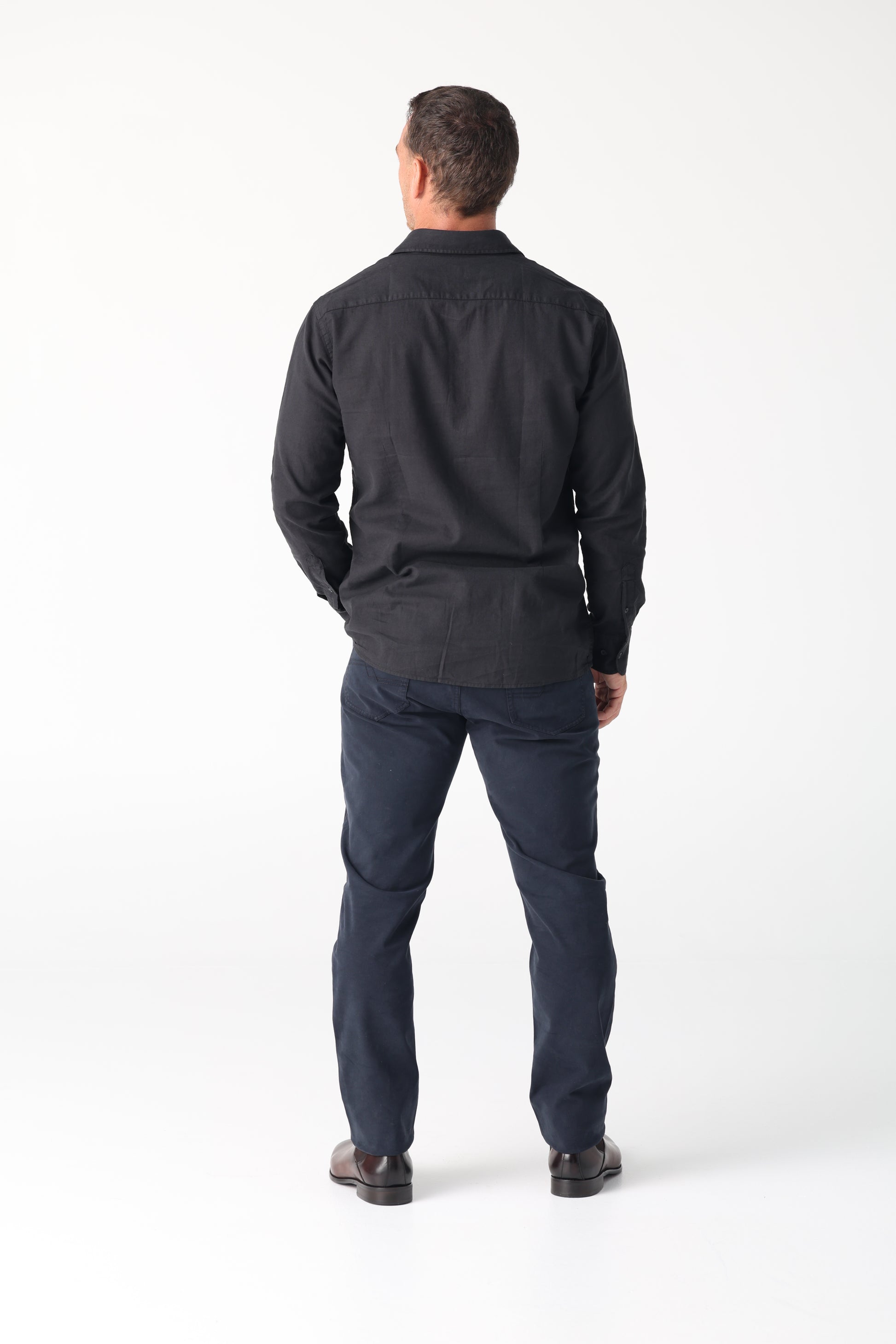 A perfect fusion of modern tailoring and effortless comfort. The Daniel Hechter Linen Blend shirt - lightweight, tailored and stylish. The perfect breathable smart casual shirt for the kenny k. man.

55% Linen and 45% Cotton.