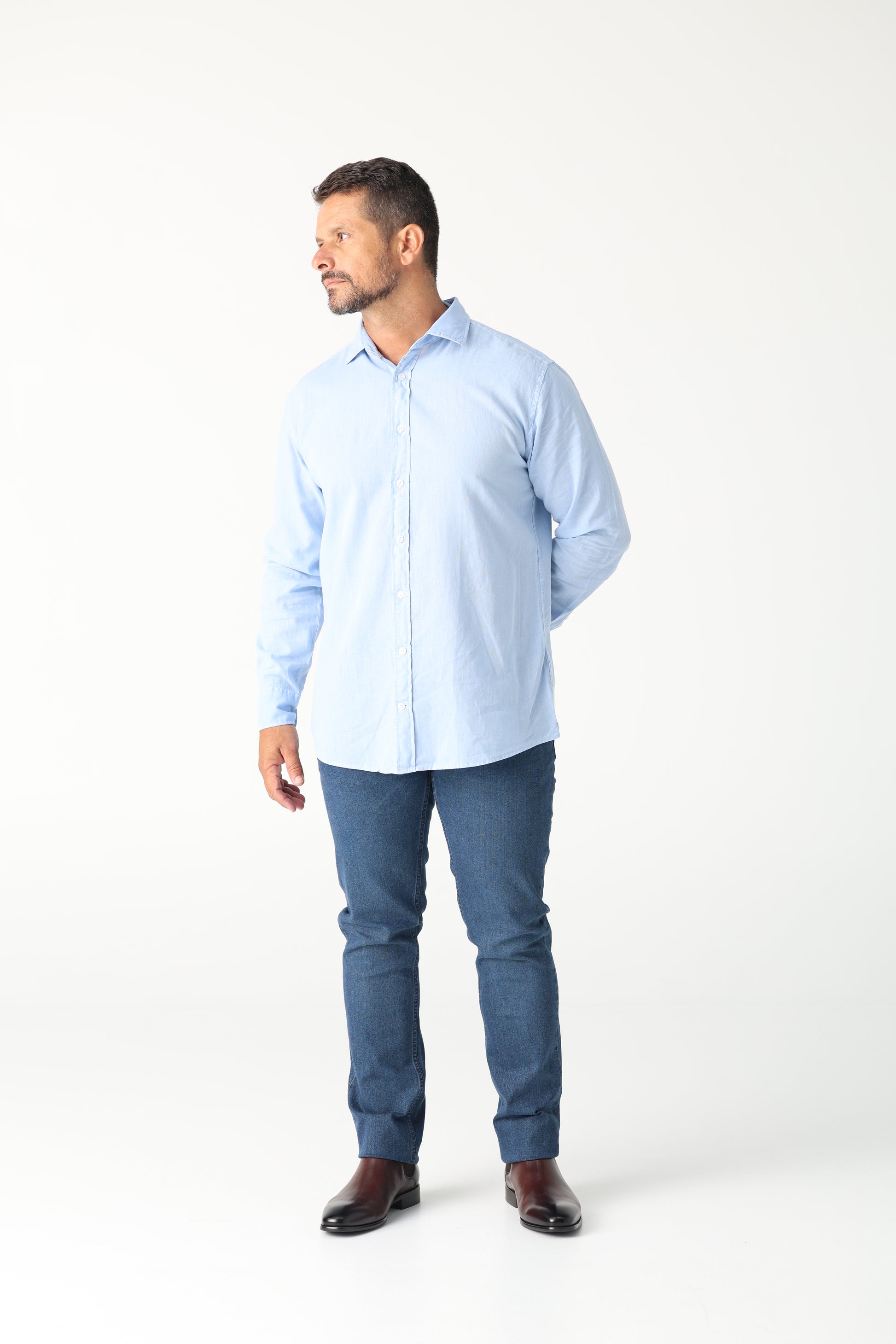 A perfect fusion of modern tailoring and effortless comfort. The Daniel Hechter Linen Blend shirt - lightweight, tailored and stylish. The perfect breathable smart casual shirt for the kenny k. man.

55% Linen and 45% Cotton