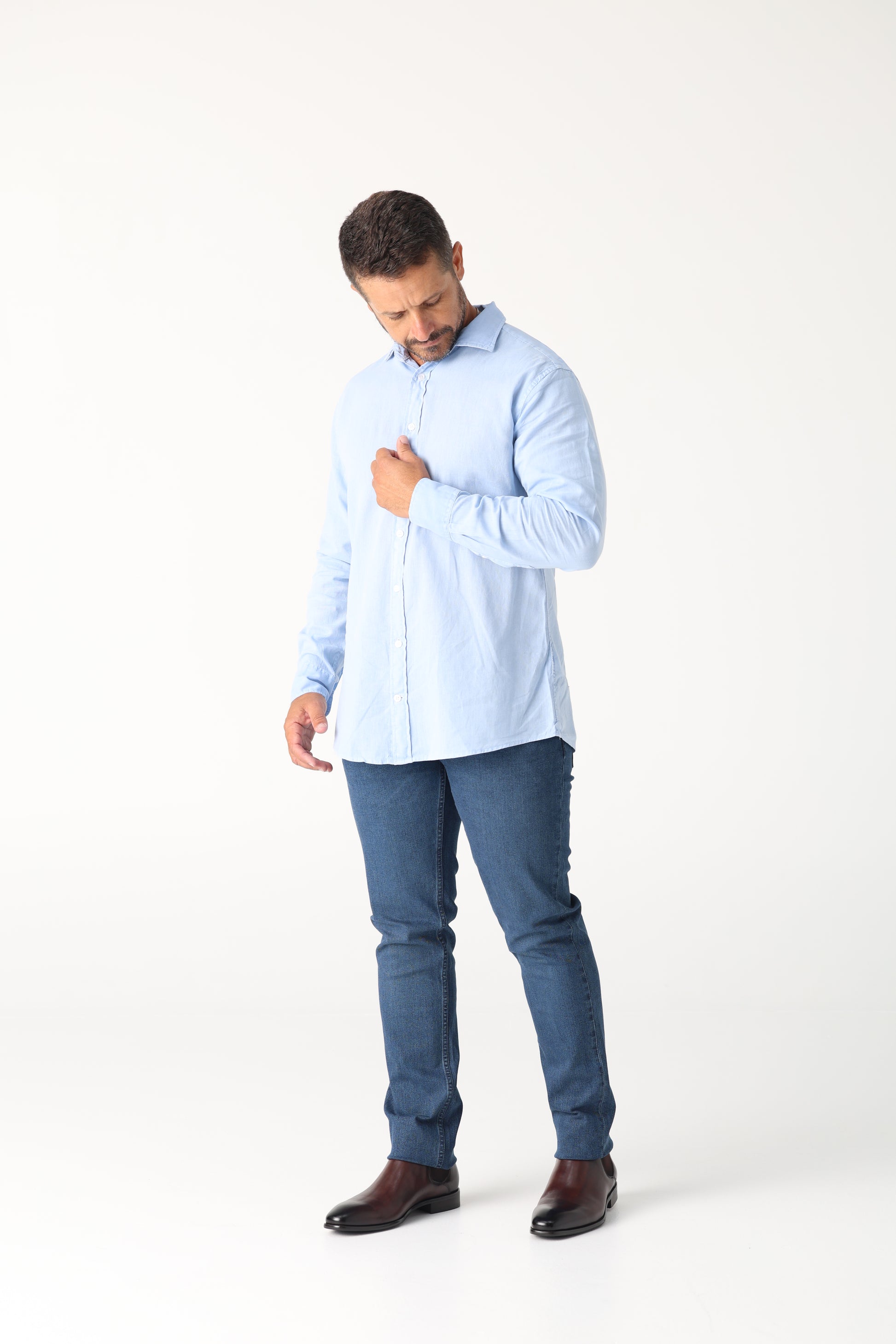 A perfect fusion of modern tailoring and effortless comfort. The Daniel Hechter Linen Blend shirt - lightweight, tailored and stylish. The perfect breathable smart casual shirt for the kenny k. man.

55% Linen and 45% Cotton