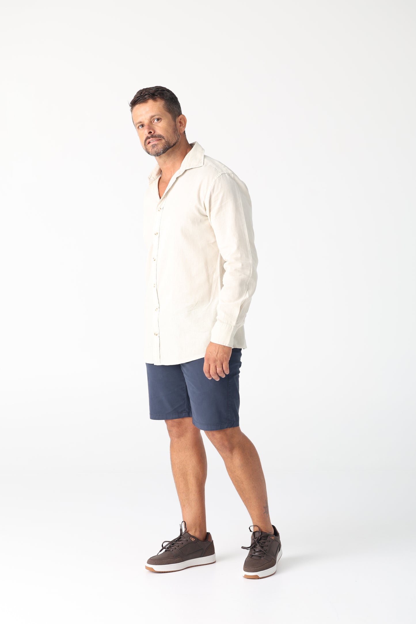 A perfect fusion of modern tailoring and effortless comfort. The Daniel Hechter Linen Blend shirt - lightweight, tailored and stylish. The perfect breathable smart casual shirt for the kenny k. man.

55% Linen and 45% Cotton.