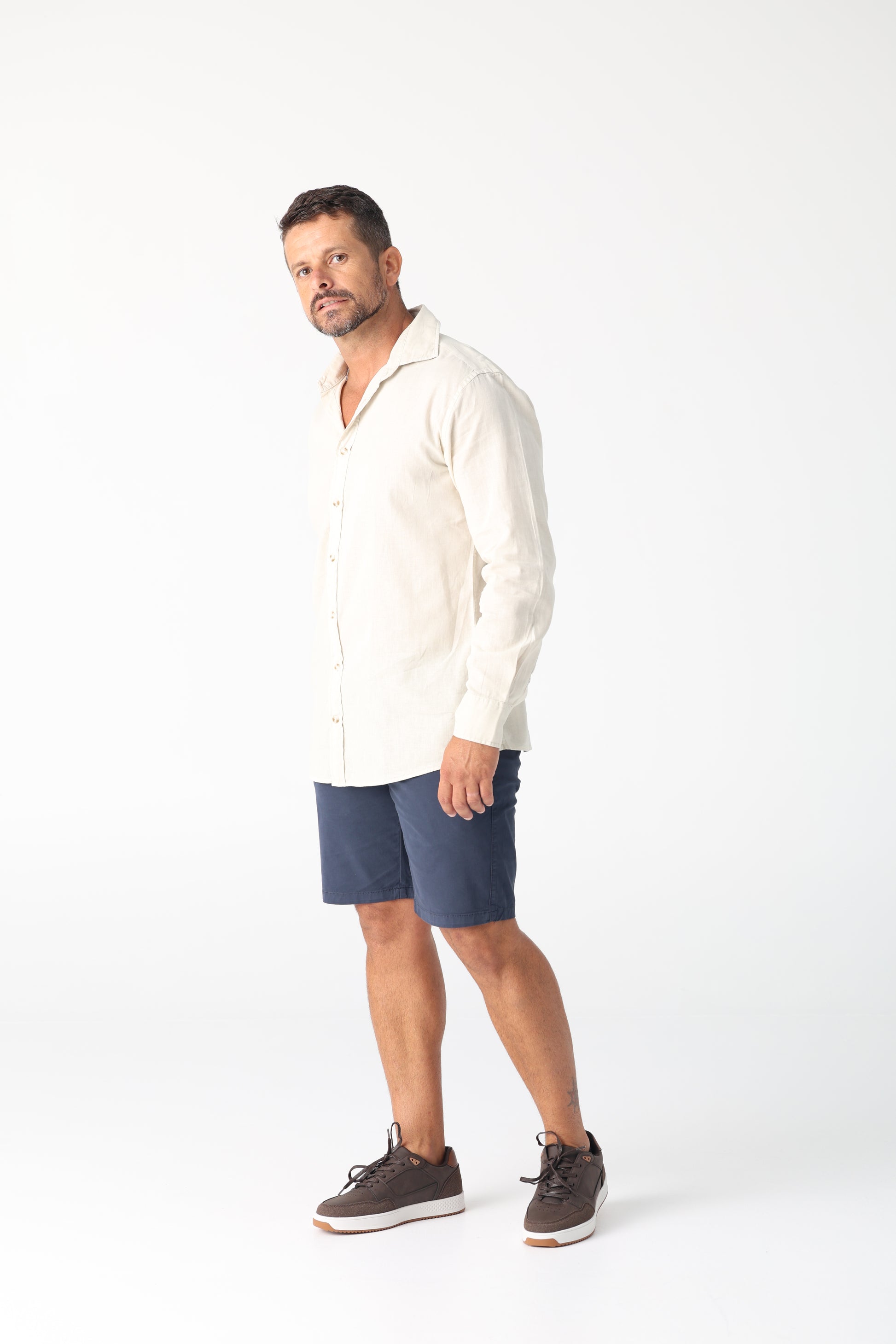 A perfect fusion of modern tailoring and effortless comfort. The Daniel Hechter Linen Blend shirt - lightweight, tailored and stylish. The perfect breathable smart casual shirt for the kenny k. man.

55% Linen and 45% Cotton.
