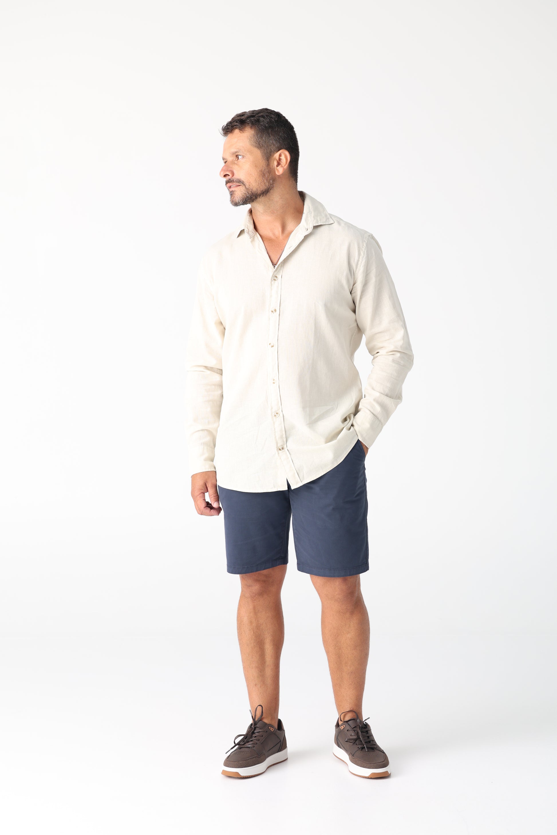 A perfect fusion of modern tailoring and effortless comfort. The Daniel Hechter Linen Blend shirt - lightweight, tailored and stylish. The perfect breathable smart casual shirt for the kenny k. man.

55% Linen and 45% Cotton.