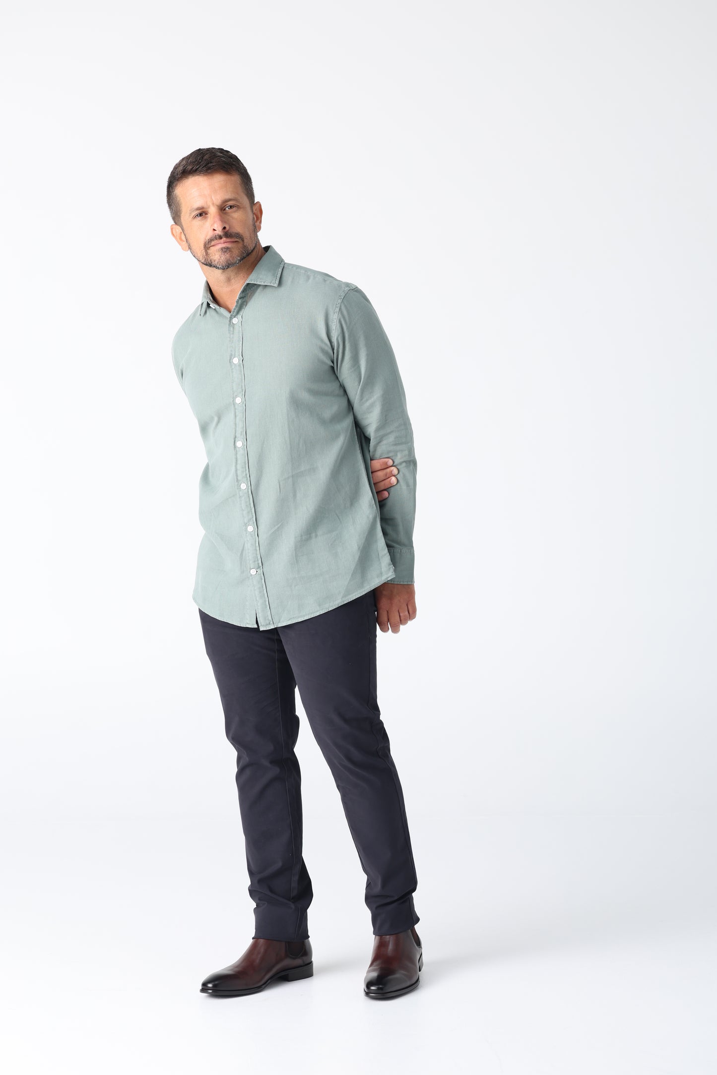 A perfect fusion of modern tailoring and effortless comfort. The Daniel Hechter Linen Blend shirt - lightweight, tailored and stylish. The perfect breathable smart casual shirt for the kenny k. man.

55% Linen and 45% Cotton.