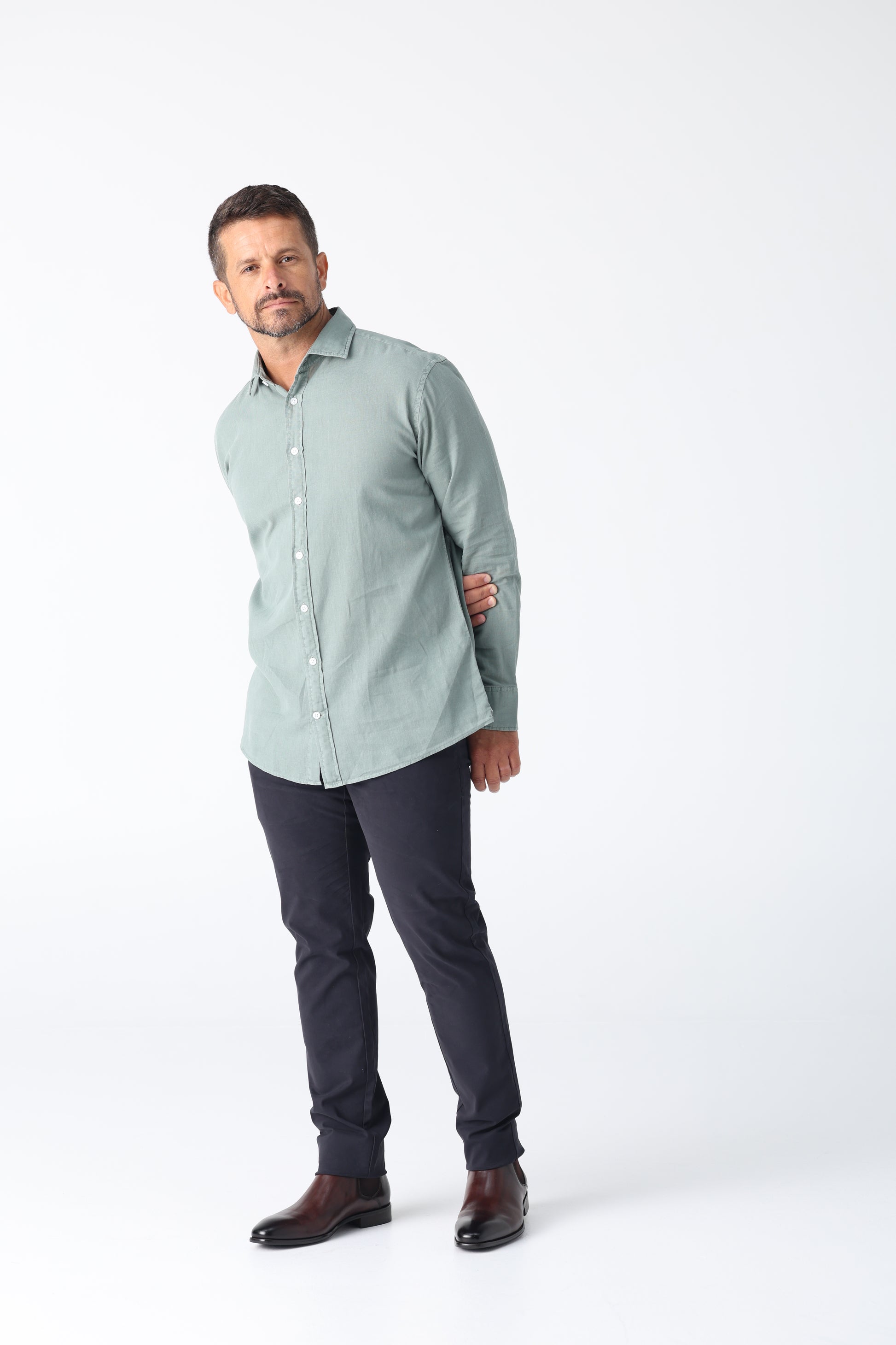 A perfect fusion of modern tailoring and effortless comfort. The Daniel Hechter Linen Blend shirt - lightweight, tailored and stylish. The perfect breathable smart casual shirt for the kenny k. man.

55% Linen and 45% Cotton.