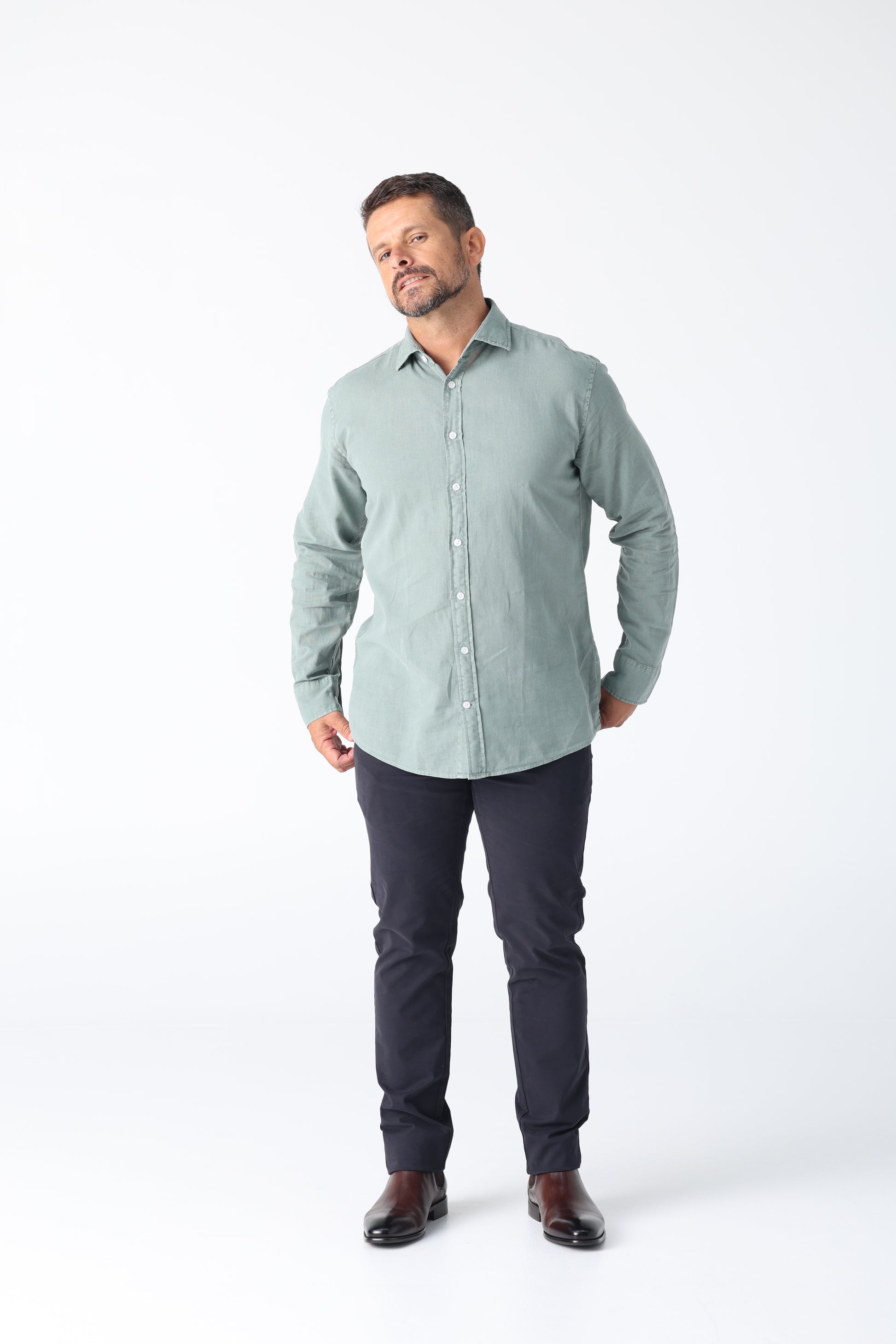 A perfect fusion of modern tailoring and effortless comfort. The Daniel Hechter Linen Blend shirt - lightweight, tailored and stylish. The perfect breathable smart casual shirt for the kenny k. man.

55% Linen and 45% Cotton.