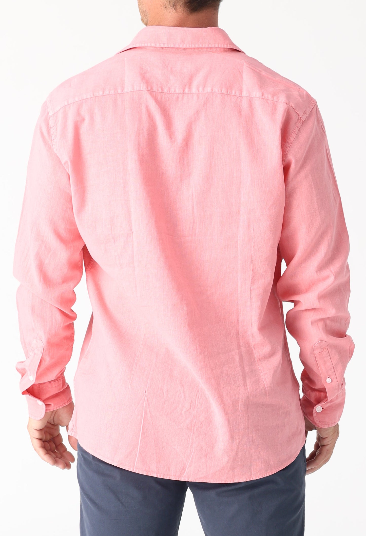 A perfect fusion of modern tailoring and effortless comfort. The Daniel Hechter Linen Blend shirt - lightweight, tailored and stylish. The perfect breathable smart casual shirt for the kenny k. man.

55% Linen and 45% Cotton.